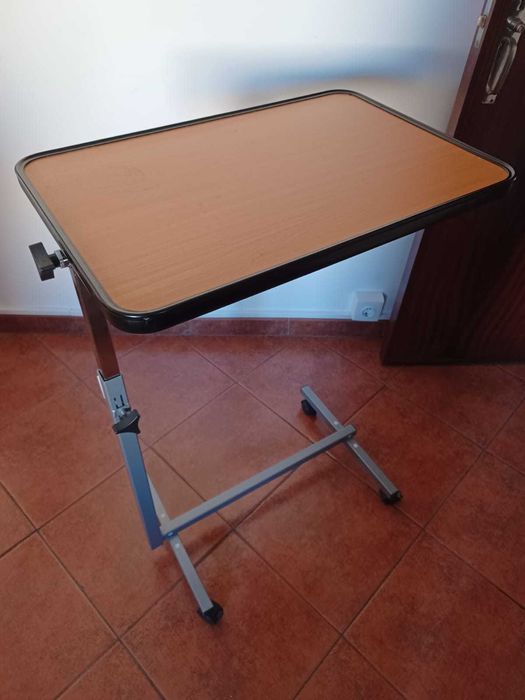Mesa de Apoio Lateral com Rodas