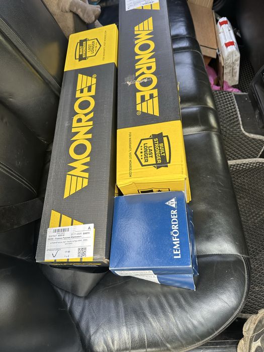 Задні амортизатори та опори BMW E39 седан