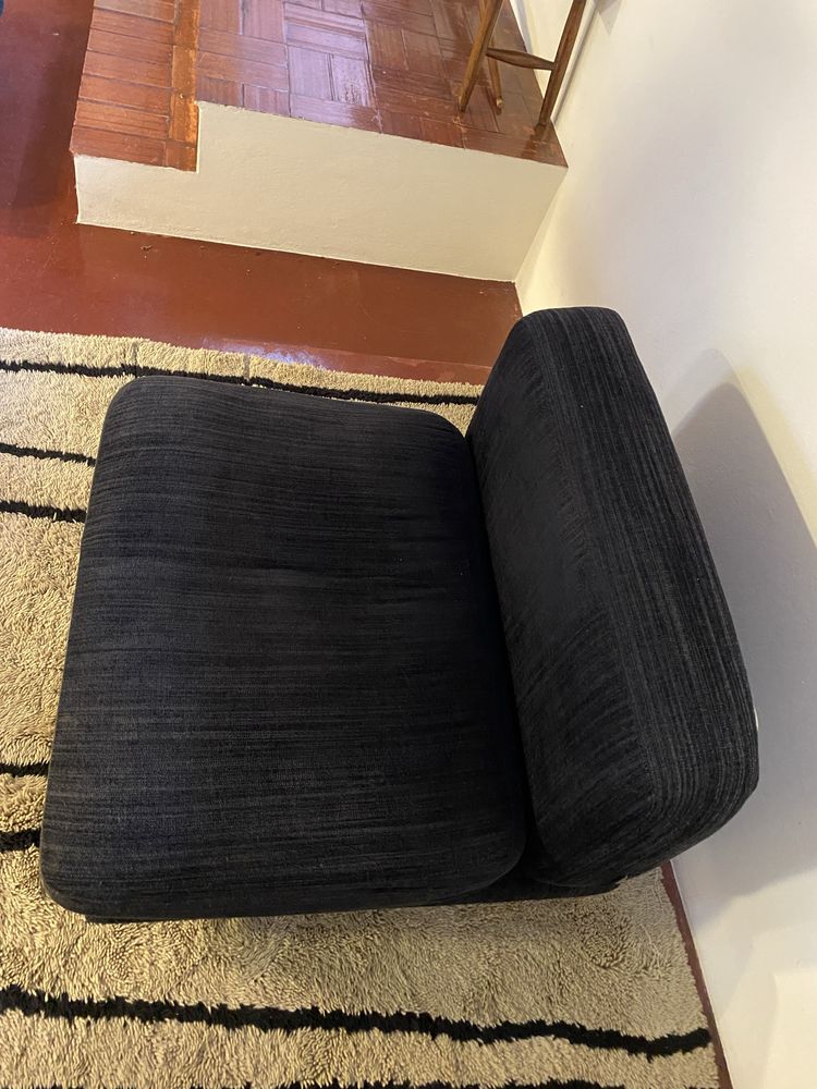 Conjunto de 2 sofás pretos + apoio para pés