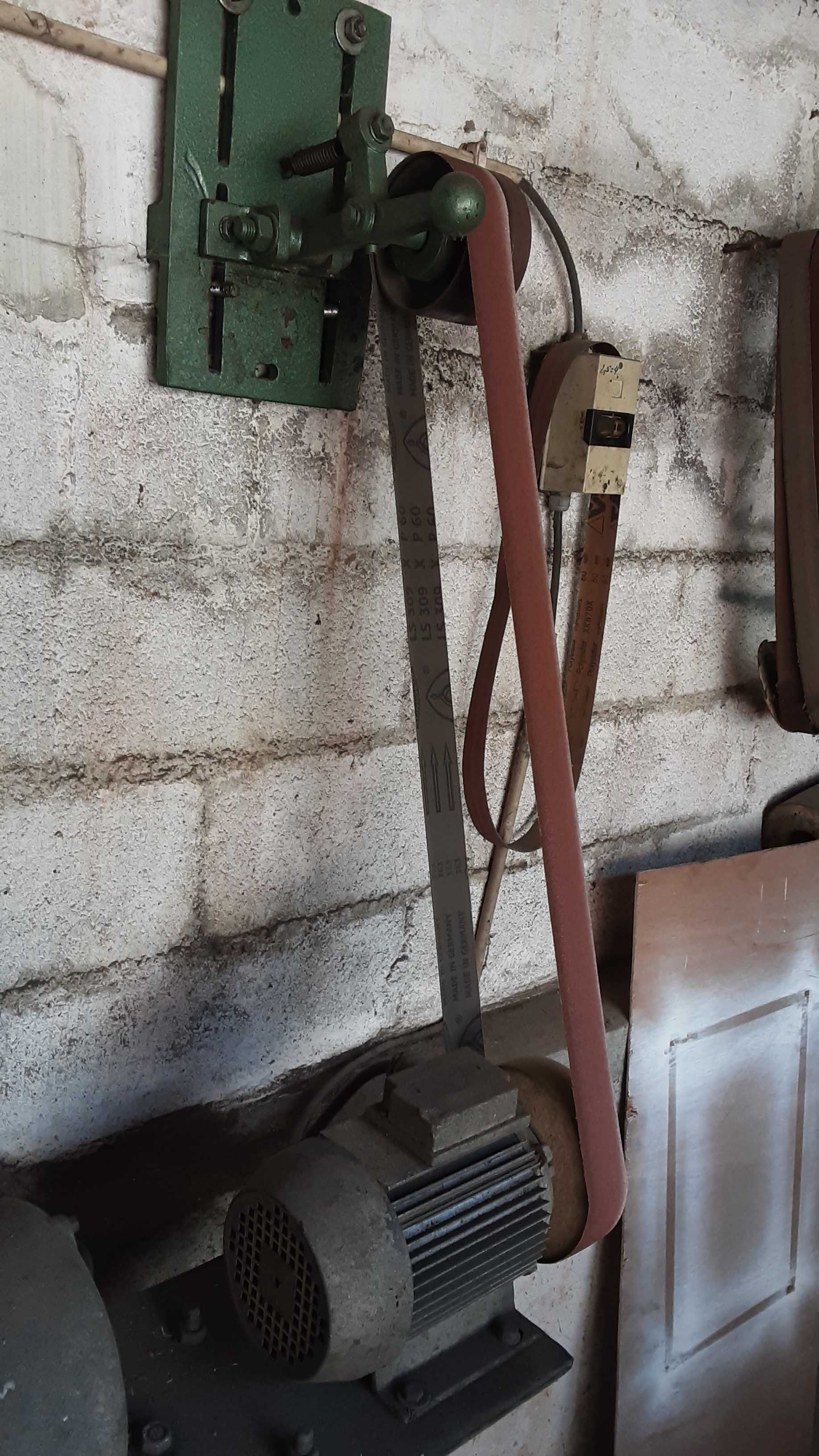 Lixadeira com rolo esticador