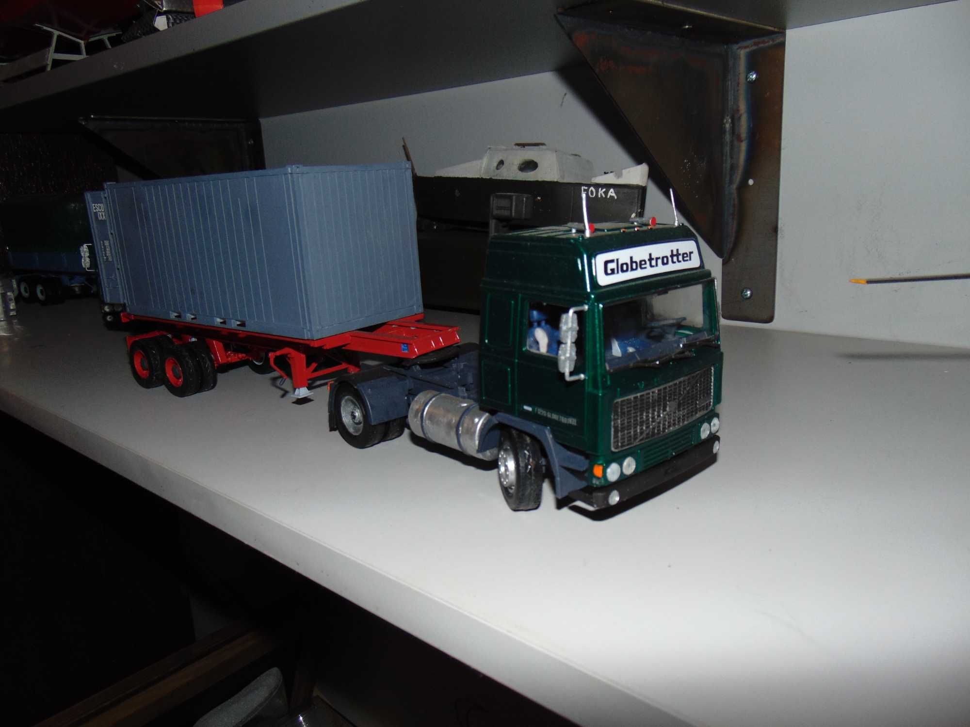 Heller 81702 Volvo F12-20 Globe Trotter & Container Semi Trailer 1:32