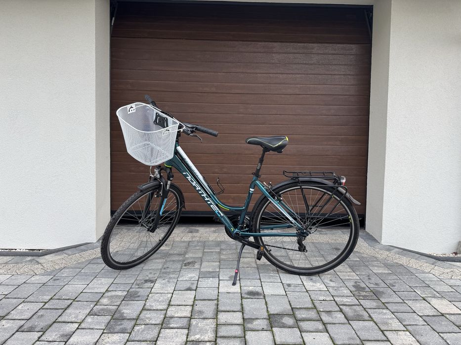 Damski rower miejski Northec Boudicca jasny bialy niebieski koszyk