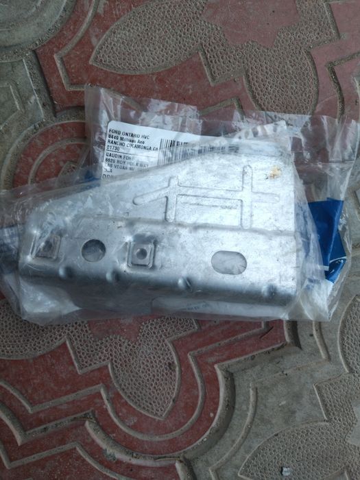 Кронштейн переднього лівого крила