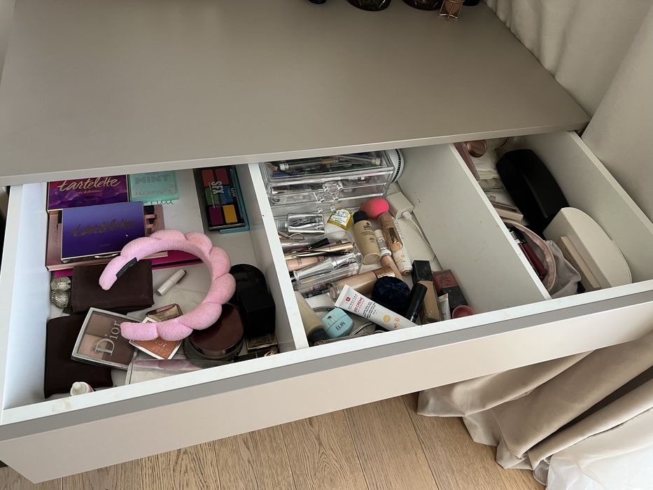 стіл візажний, з якісних матеріалів