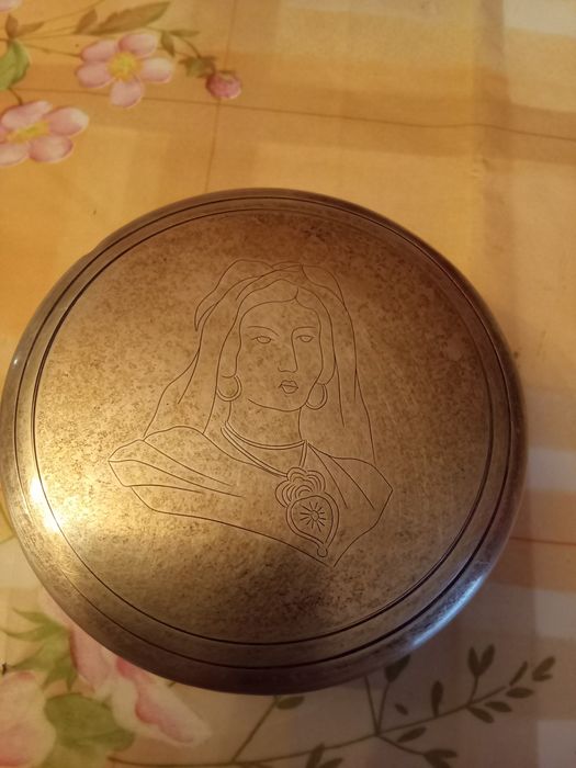 Caixa e moedas em prata antigas