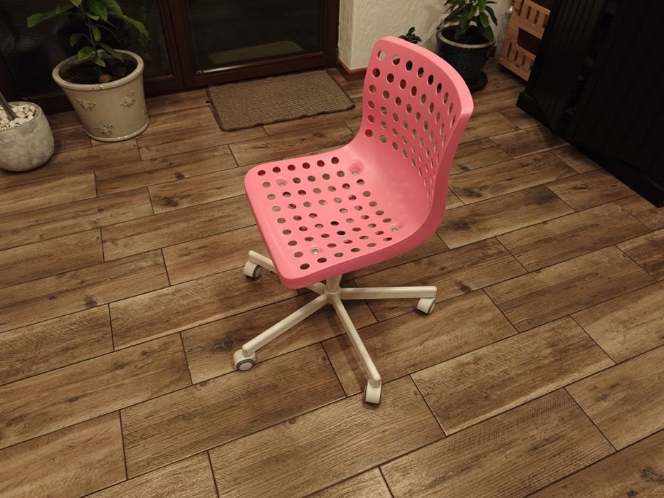 Krzesło obrotowe IKEA Skalberg Różowe na kółkach