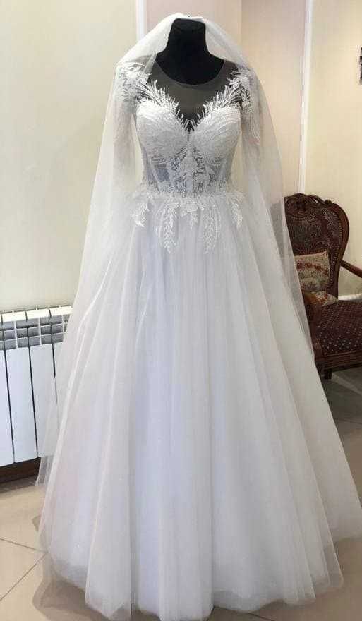 Весільна сукня + нижня спідниця з кільцями.