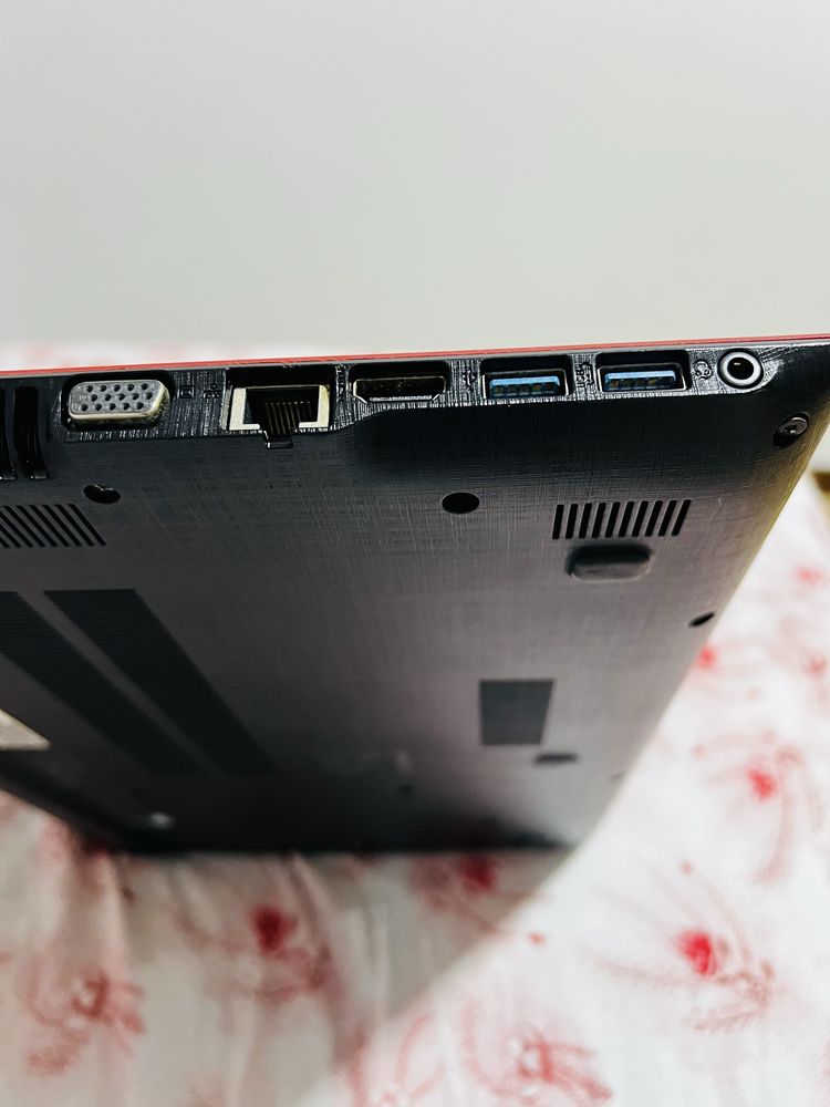 Computador portatil ACER vermelho.