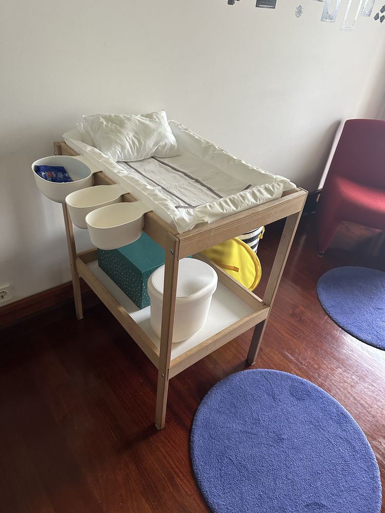 Trocador Ikea com acessórios