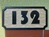 Drewniana tabliczka z numerem domu