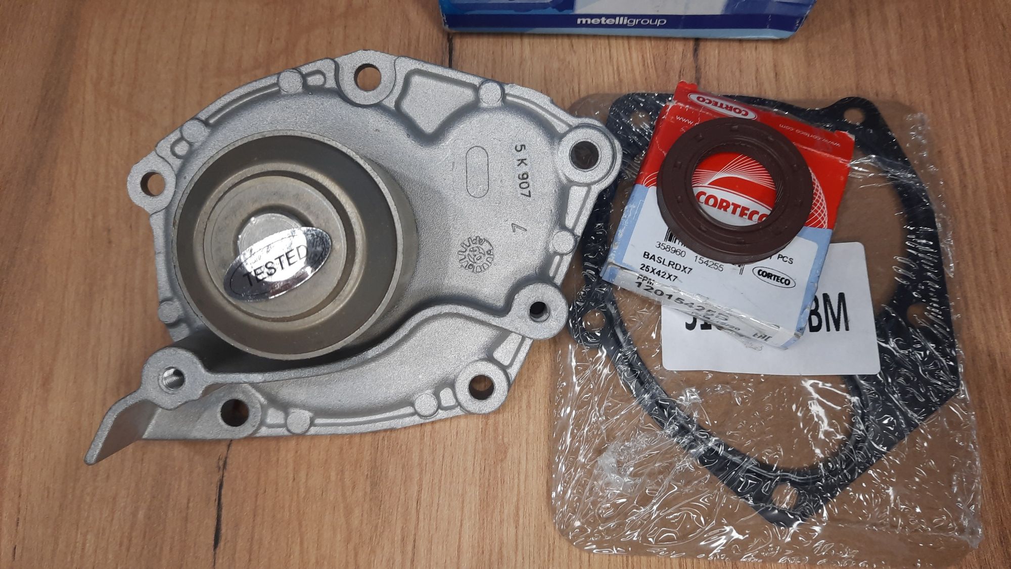 Водяной насос помпа на Renault Scenic 2