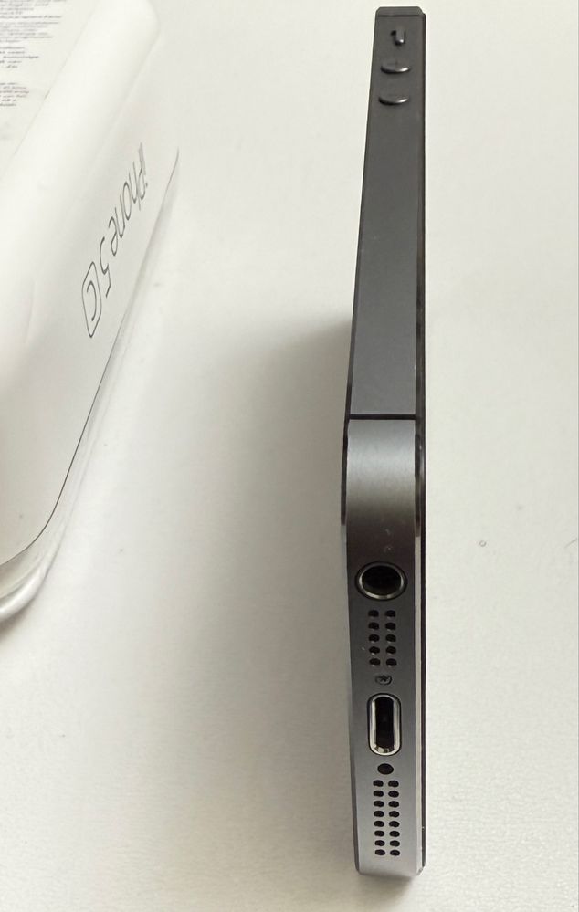 Stary telefon kolekcjonerski Iphone 5s
