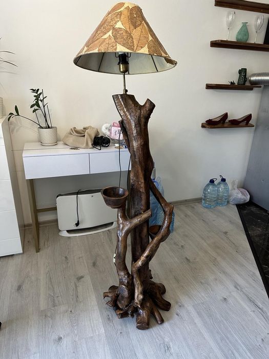 бра ручної роботи дерево та старовинний деревяний стул