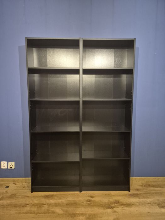Czarny regał na książki ikea