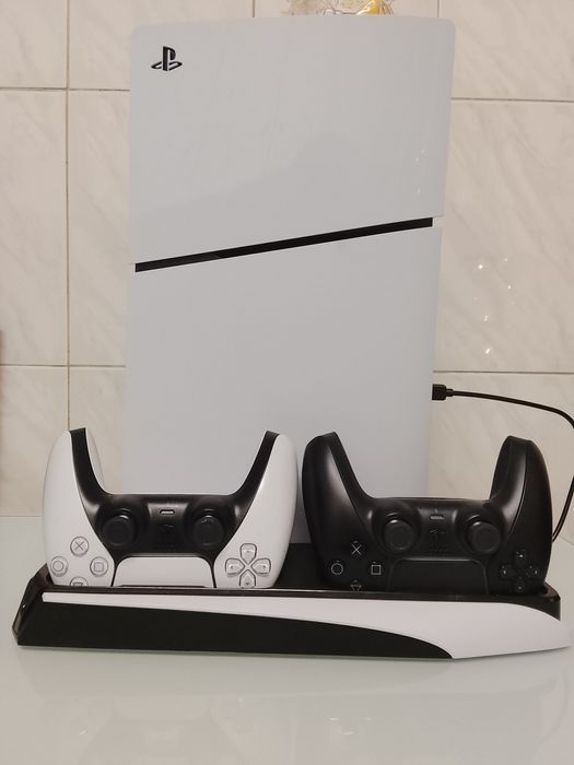 PS5 Digital + 2 comandos + base/cooler + cabos – excelente estado