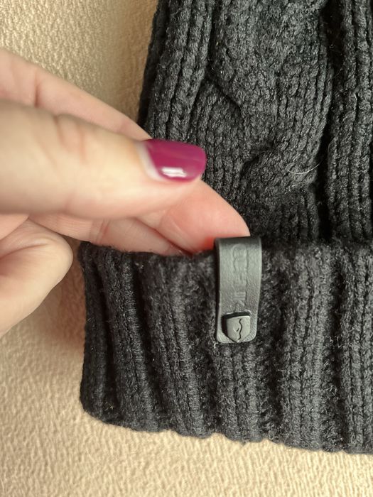 Czarna czapka Ochnik z pomponem jenot