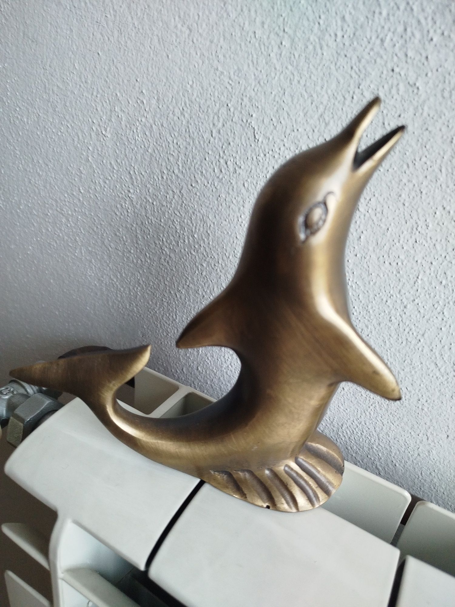 Figuras de golfinho em estanho.
