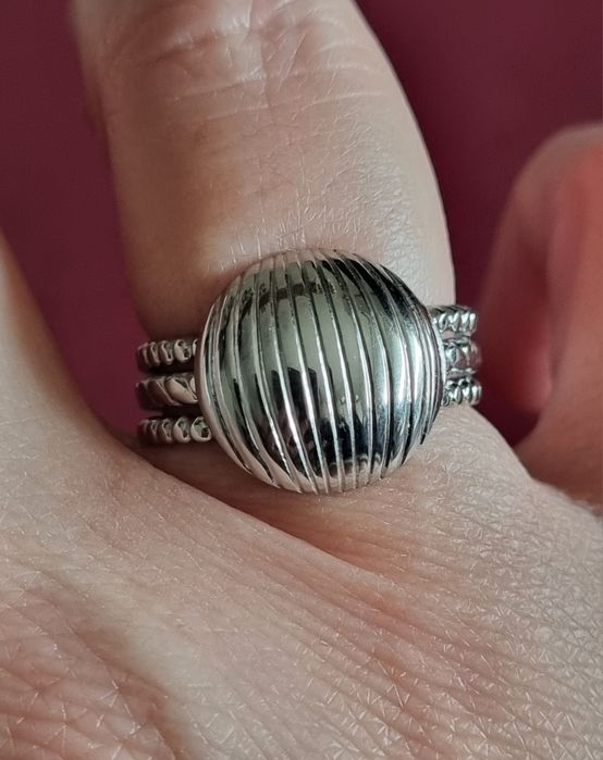 Anel prateado, em aço, com meia bola riscada. Ajustável