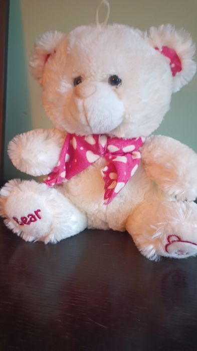 Pluszowy miś w szaliku w serduszka