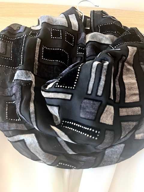 Elegancki damski szal w oryginalne wzory z ozdobnymi cyrkoniami