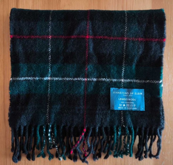 Zielony wełniany klasyczny szal w kratę Johnstons of Elgin tartan