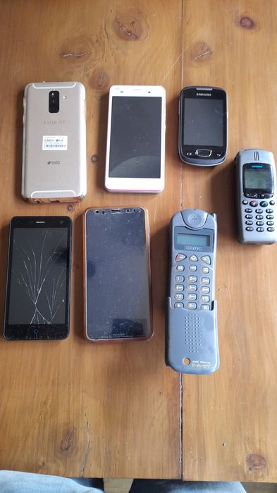 Conjunto de sete telemóveis