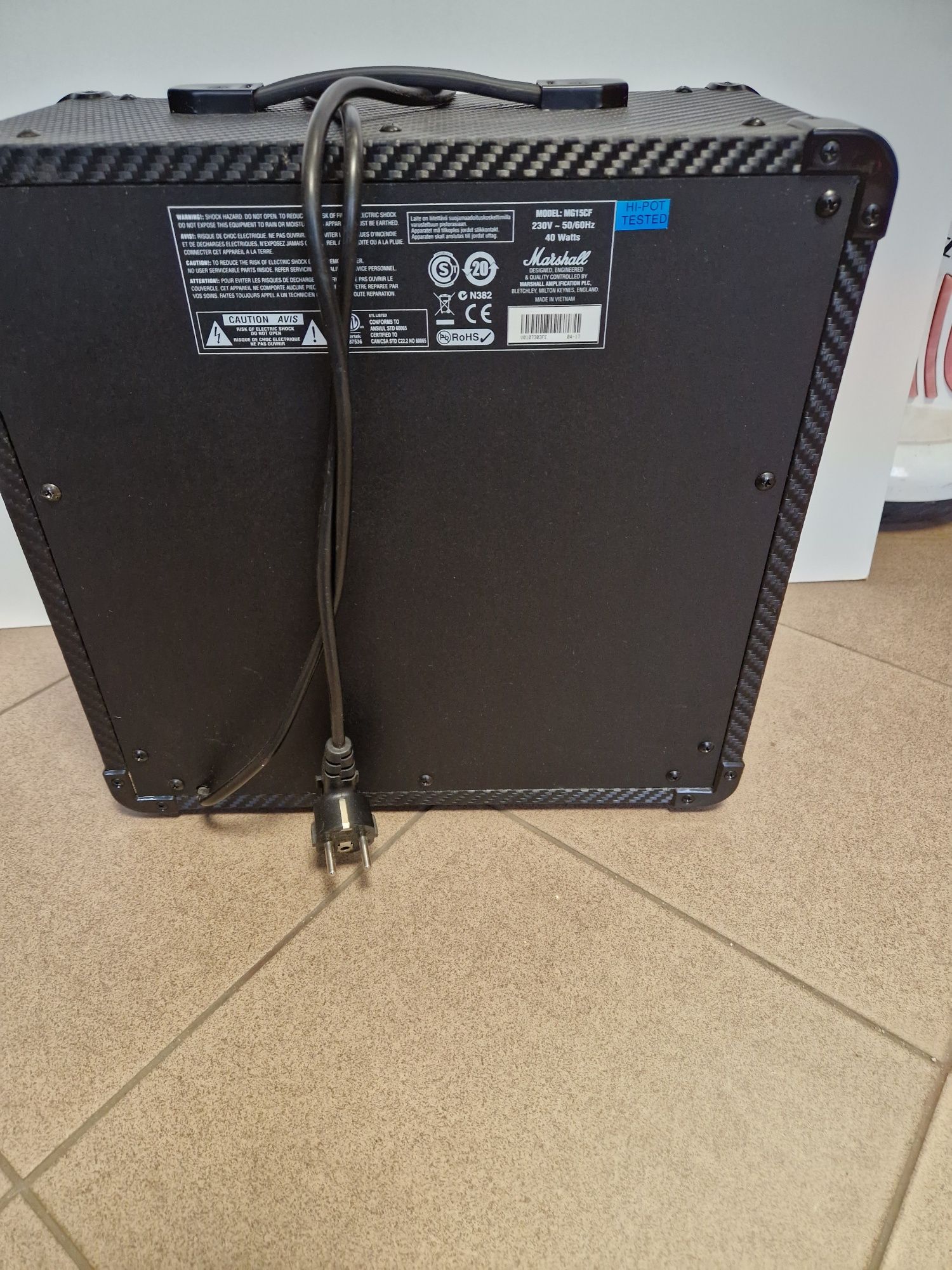 Piecyk gitarowy Marshall MG15CF, faktura.