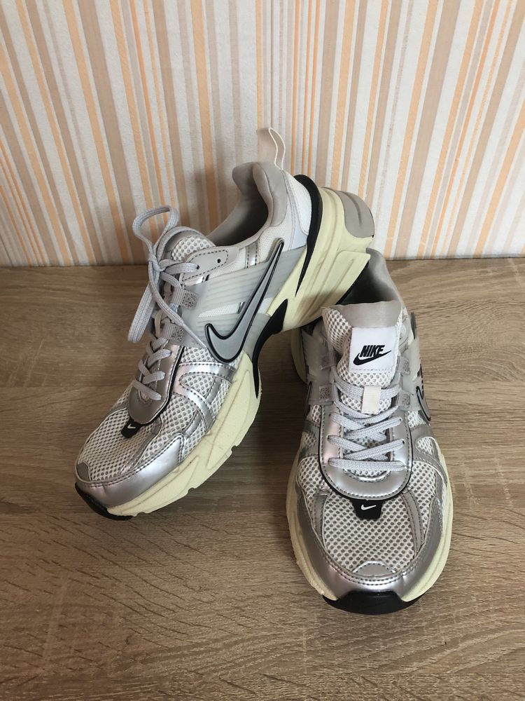 кроссовки nike v2k run