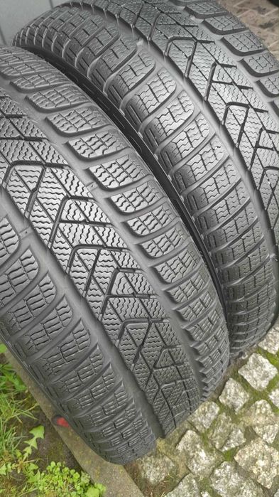 dwie opony zimowe marki Pirelli Sotto Zero 3 - 225/40/19 - 2022 rok