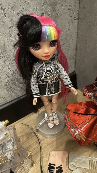 Jett Dawson lalka rainbow haigh z maszyną do szycia i manekinem