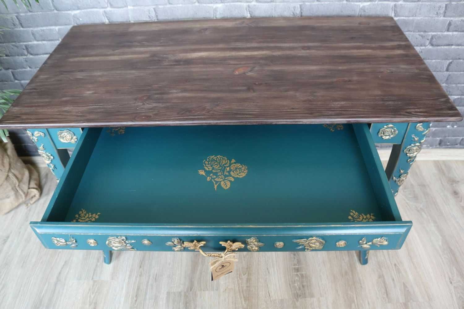 Drewniane biurko z motywem róż
