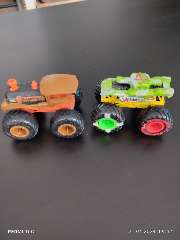 Autka Hot wheels dwie sztuki.