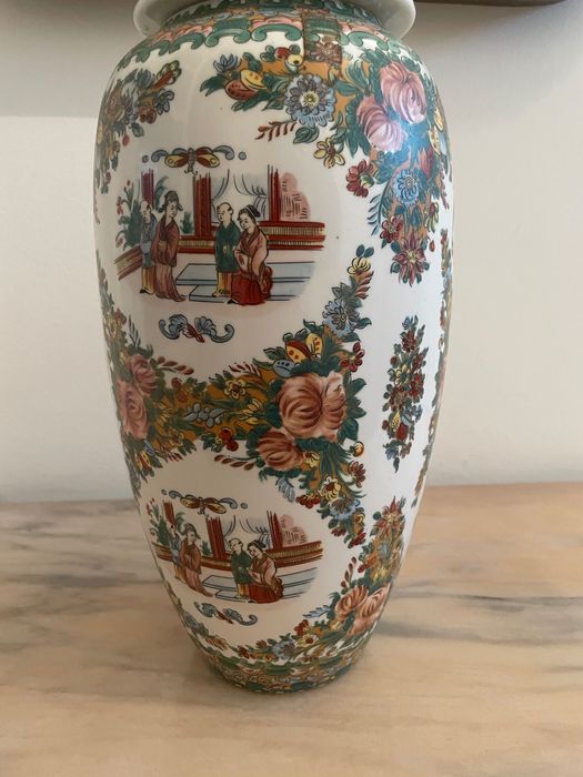 Pote Oriental com figuras