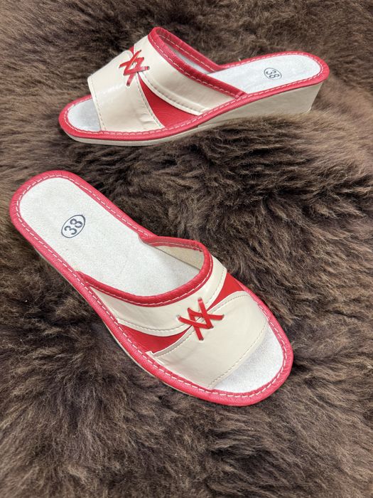 Kapcie/pantofle odkryte damskie na wysokim klinie