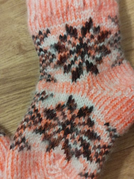 Nowe biało różowe skarpetki dziecięce wełniane robione na drutach