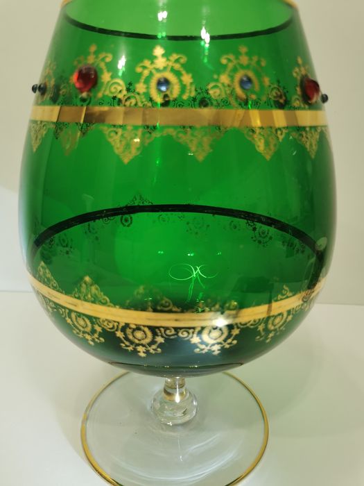 Boho. Szmaragdowe szkło, kielich bogato złocony.Antyk. 5L.