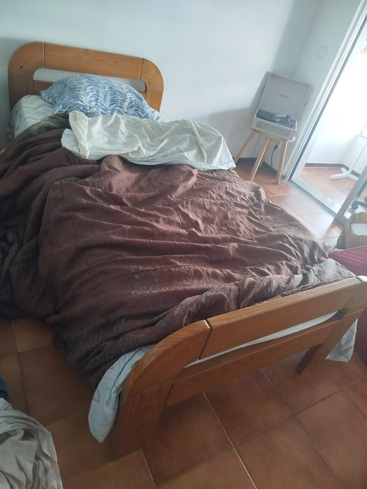 Cama de solteiro de encaixe sem parafusos. Posso entregar zona Oeiras
