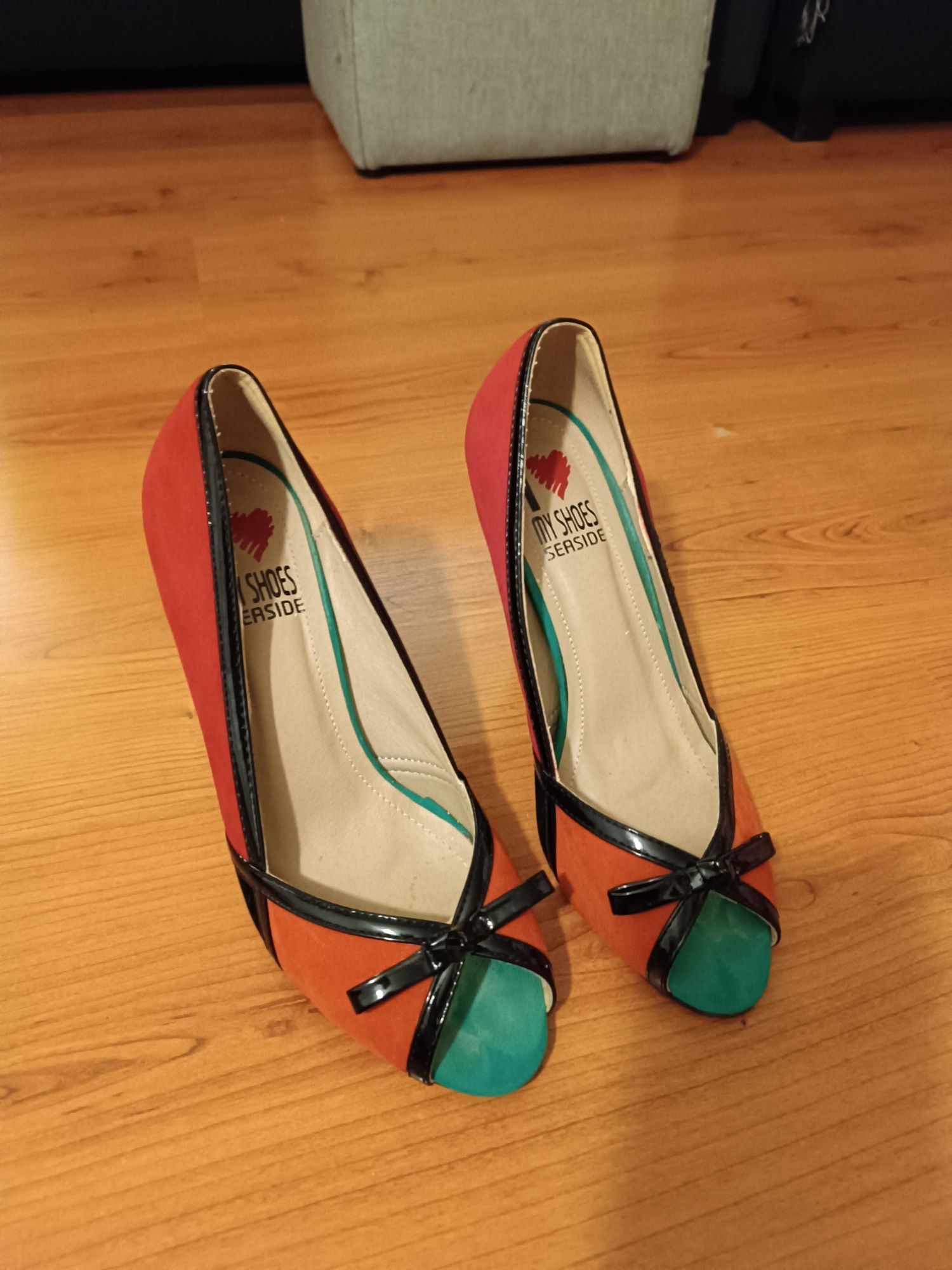 Sapatos altos de camurça coloridos