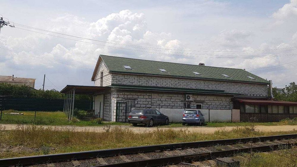 Будівля на фасаді дороги під комерційну діяльність: магазин, СТО, тощо