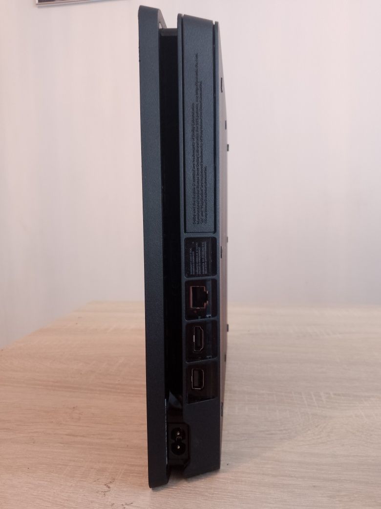 Sprzedam PS4 slim z grami