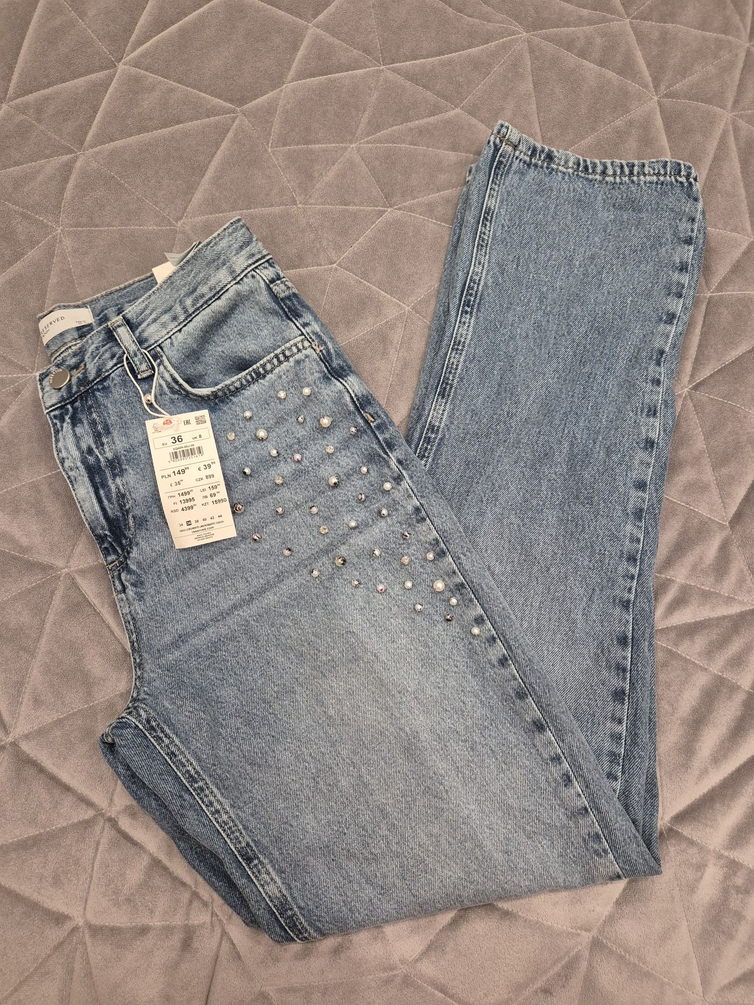 Spodnie jeansowe prosta nogawka ze zdobieniem