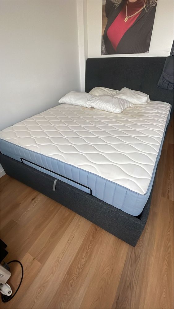 Cama Sommier IKEA com colchão e baú - seminova
