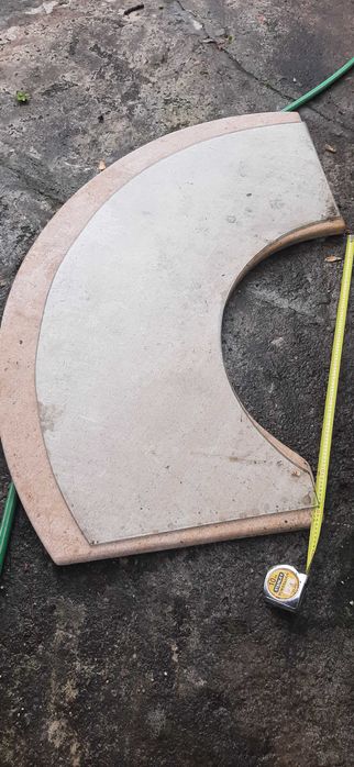 Tampo em granito e tampo em vidro com formato de meia lua