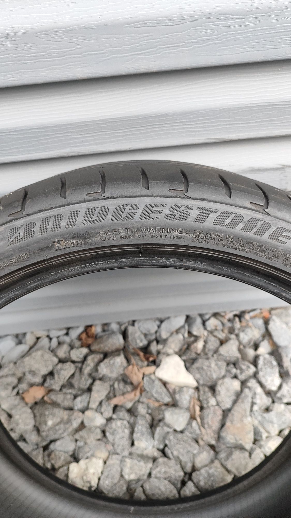 Шини Bridgestone літні 225/40 R19