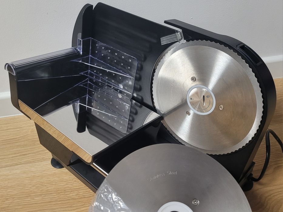 KRAJALNICA METALOWA 220W 2xOstrza do Chleba Wędlin Sera /stan jak nowa