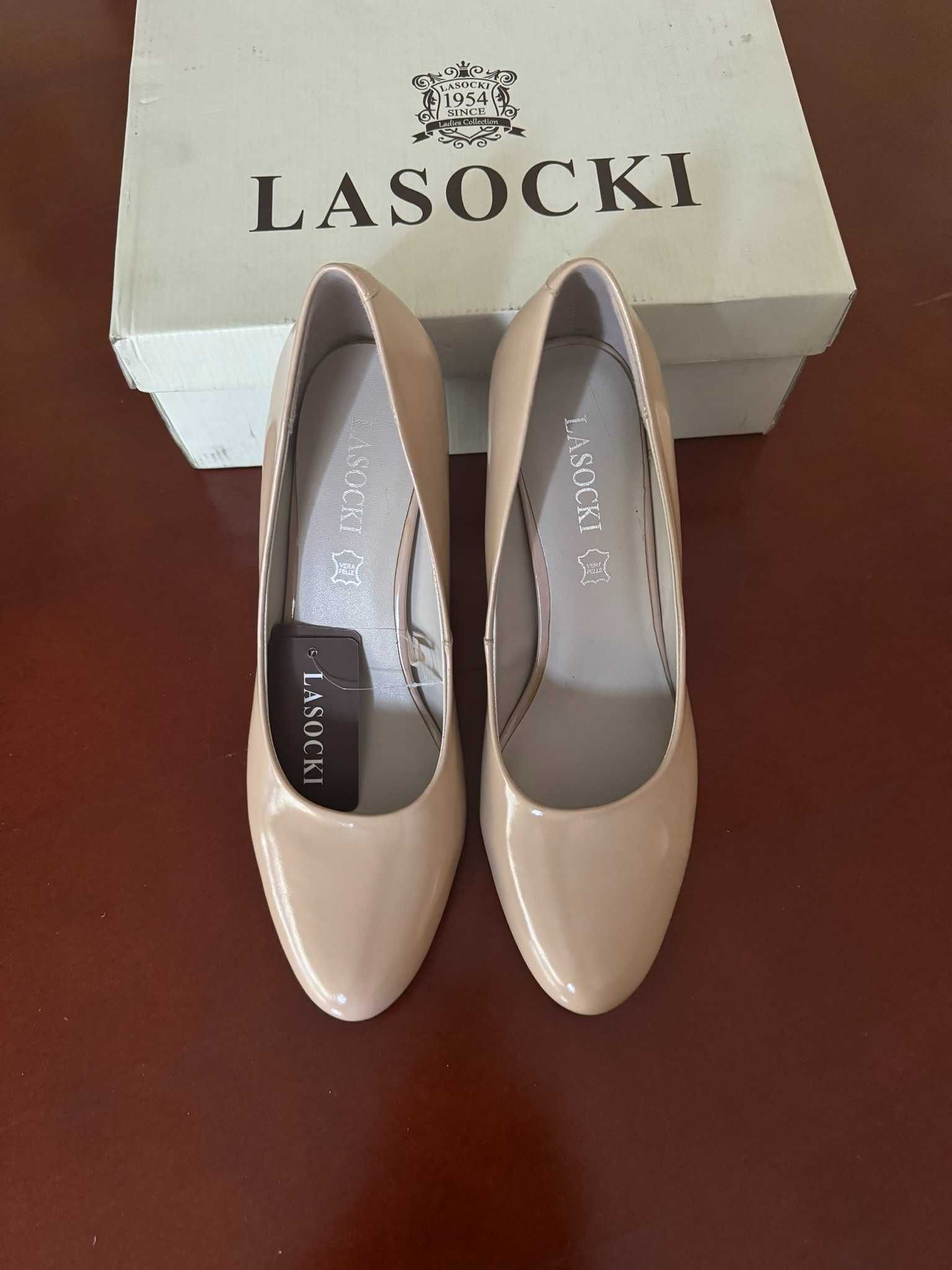 Szpilki skórzane Lasocki beż lakierowane obcas 7 cm nowe