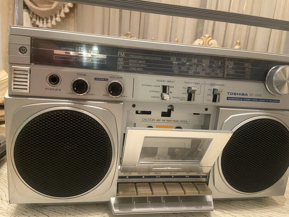 ВІНТАЖНИЙ касетний радіопрогравач Toshiba RT-100S Boombox Stereo
