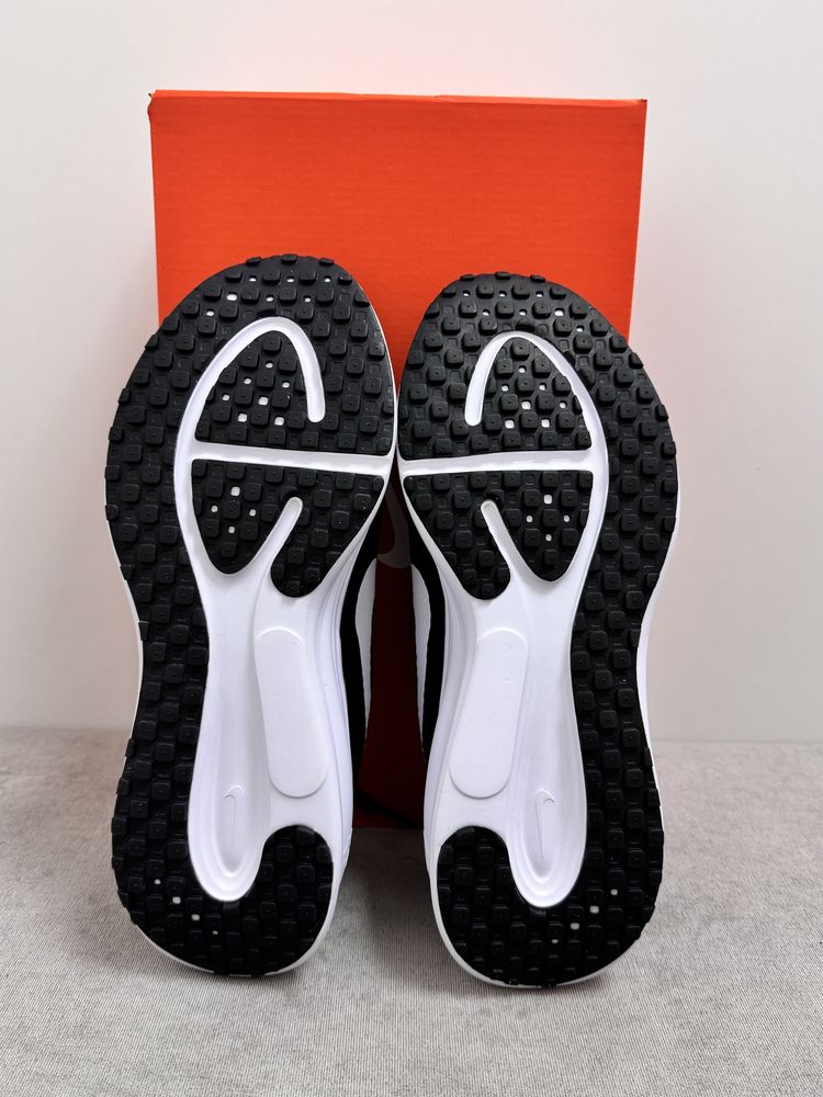 Кросівки Nike Revolution 8 HJ9198-003