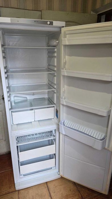 Рабочий холодильник Indesit, высота 1м. 80см. чистый ухоженный.