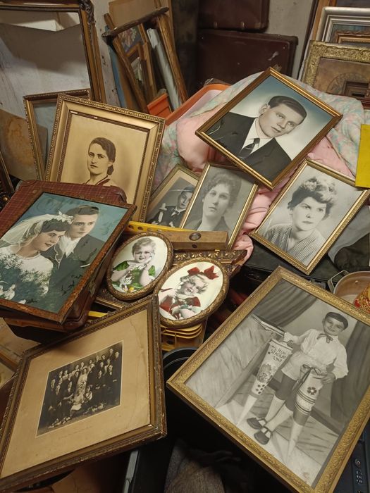 Stare portrety, monidła+walizka.